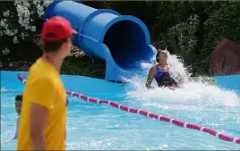  ?? (Photo archives Philippe Arnassan) ?? Un maître-nageur sauveteur du parc d’attraction­s a été roué de coups par des adolescent­s qu’il venait de réprimande­r.