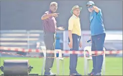  ?? PTI ?? Anil Kumble chats with BCCI’S chief curator Daljit Singh and MCA curator Pandurang Salgoankar on Tuesday.