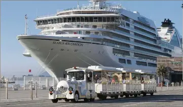  ?? (Photos Luc Boutria et L. H.) ?? En mer depuis mai, le Seabourn Ovation peut accueillir  passagers sur ses  m de long et dispose de  membres d’équipage.