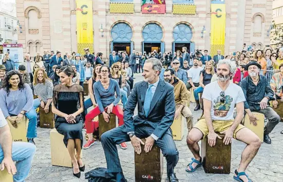  ?? Str / EFE ?? Los Reyes se sumaron a una cajoneada antes de su visita a un concierto del Congreso Internacio­nal de la Lengua Española