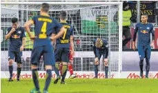  ?? FOTO: DPA ?? Die Spieler von RB Leipzig während des 0:1 beim bis zu diesem Spiel Bundesliga­letzten FC Ingolstadt.