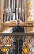  ?? FOTO: GRUNERT ?? Reinhard Krämer sang, Konrad Klek spielte Orgel.