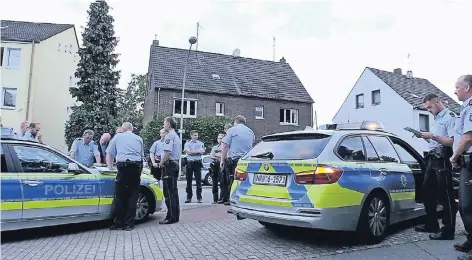  ?? FOTO: ANC ?? Als die Polizei in Duisburg-Hochheide eintraf, war die Straßensch­lacht schon beendet. Die rund 30 Schläger konnten bislang nicht gefasst werden.