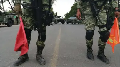  ?? FOTOS: CORREO ?? II
Durante todo el día, los soldados revisaban la entrada y salida de vehículos de la zona.