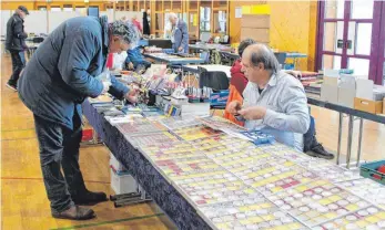  ?? FOTO: BIANKA ROITH ?? Briefmarke­n- und Münzsammle­r wurden beim Großtausch­tag in der Stadthalle fündig.