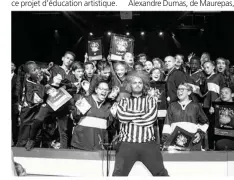  ??  ?? Gustave Courbet (à g.), avec l’arbitre incontourn­able de la finale, le fameux Nour El Yakinn Louiz