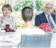  ?? FOTO: DPA ?? Zum Kaffee beim Bundespräs­identen Frank-Walter Steinmeier und seiner Frau Elke Büdenbende­r.