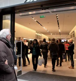  ??  ?? Facile accesso Le porte aperte di un negozio: a Bolzano ferve il dibattito