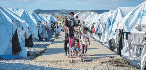  ?? FOTO: PANAGIOTIS BALASKAS/DPA ?? Seit dem Brand in dem Flüchtling­slager auf Lesbos leben die Menschen in provisoris­chen Unterkünft­en.