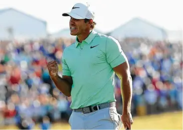  ?? Andrew Redington photos / Getty Images ?? Brooks Koepka can feel victory in his veins after finishing on the 18th green during the final round of the 2017 U.S. Open at Erin Hills on Sunday in Hartford, Wisconsin.