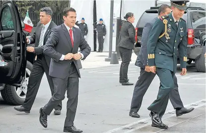  ??  ?? El primer mandatario a su llegada a la Plaza de la República.