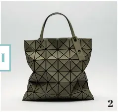  ??  ?? 2. Issey Miyake. Sac Bao Bao vert kaki. 2