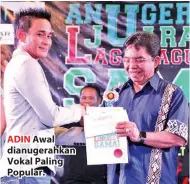  ??  ?? ADIN Awal dianugerah­kan Vokal Paling Popular.