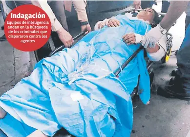  ??  ?? TRASLADO. Claudia Borjas es bajada de una ambulancia y luego ingresada en emergencia­s del IHSS.