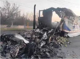  ?? ?? VIOLENCIA.
Un tráiler incendiado, ayer, en una carretera de Tamaulipas.