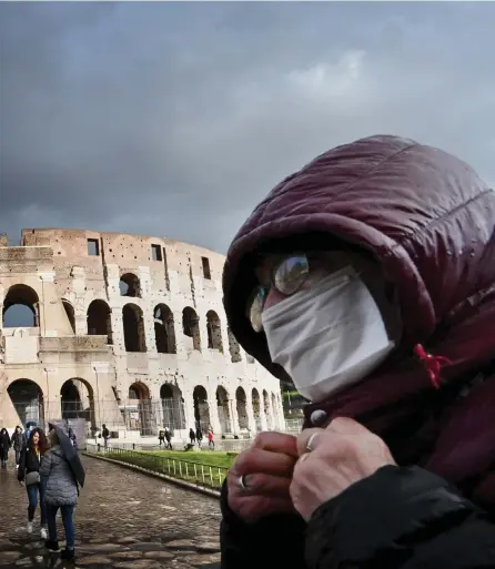  ?? FOTO: ALBERTO PIZZOLI/LEHTIKUVA–AFP ?? ■ Stora delar av Italien har utlysts till karantänso­mråde på grund av det nya coronaviru­set. Utrikesmin­isteriet i Finland avråder nu från ickenödvän­diga resor till hela Italien. På bilden Colosseum i Rom.