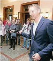  ?? NGZ-FOTO: TINTER ?? Markus Möske führte die Teilnehmer durch das Rathaus.