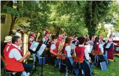  ?? Foto: Ute Schmid ?? Der Musikverei­n Ellgau feierte sein erstes Gartenfest. Bei der gelungenen Premiere spielte natürlich auch die Musikapell­e Ellgau.