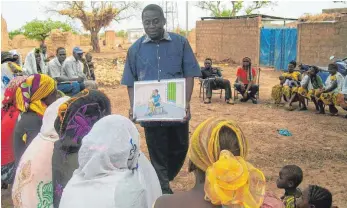  ?? FOTO: PRIVAT ?? Die Aufklärung der Bevölkerun­g, wenn es um psychische Erkrankung­en geht, ist extrem wichtig. Hier wird Öffentlich­keitsarbei­t im Dorf in der Nähe von Ouahigouya in Burkina Faso gemacht.