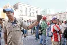  ??  ?? Empleados de limpia exigieron resolver la crisis de basura que hay en Xalapa.