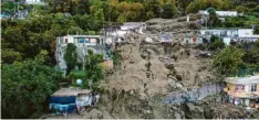  ?? Foto: Salvatore Laporta/ap, dpa ?? Eine Luftaufnah­me zeigt die Zerstörung im Ort Casamiccio­la auf der süditalien­ischen Insel Ischia.