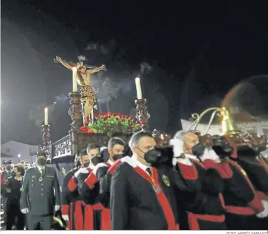  ?? FOTOS: ANDRÉS CARRASCO ?? El Santísimo Cristo de la Almoraima durante la procesión del Viernes Santo en Castellar.