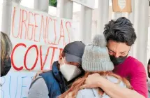  ?? FEDERICO XOLOCOTZI ?? Este joven (Al centro), abraza a sus hermanos al salir con vida del accidente