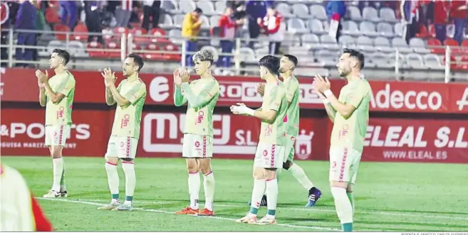  ?? REPORTAJE GRÁFICO: CARLOS GUERRERO ?? Los jugadores del Málaga saludan a la afición.