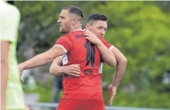  ?? FOTO: BERND MUELLER ?? Knuddeln ist derzeit bei der SpVgg Trossingen tabu. Wegen zwei mit Corona infizierte­r Spieler ist die Partie gegen den SV Böblingen abgesetzt