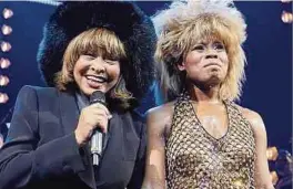  ??  ?? Original und perfekte Kopie: Zur Premiere kam Tina Turner persönlich (l.) um ihrem Bühnen-Alter-Ego, Kristina Love zu gratuliere­n. (FOTO: DPA)