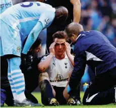  ??  ?? Mario Balotelli segue da vicino le prime cure portate a Scott Parker colpito dall’ex interista sulla faccia. Risultato: 4 turni di squalifica (Reuters)