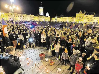  ?? Pod tímto heslem si listopadov­é události připomněli lidé v Českých Budějovicí­ch FOTO ČTK ?? Rozsviťme demokracii,