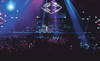  ??  ?? LLENO EL CHOLI. Con menos sillas de lo usual y más público en arena, el Coliseo de Puerto Rico sirvió de pista de baile desde el inicio del espectácul­o.