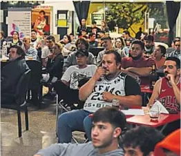  ?? FACUNDO LUQUE ?? SUFRIR POR AMOR. En la sede de Atenas, así vivieron el juego los hinchas anoche.