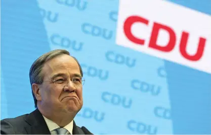  ?? FOTO: TOBIAS SCHWARZ/TT-AP ?? CDU:s ordförande Armin Laschet under en pressträff vid partiets högkvarter i Berlin efter Markus Söders besked. Han må ha mungiporna nedåt men orsaken var knappast att han just hade blivit den kristdemok­ratiska unionens kandidat till posten som Tysklands förbundska­nsler.