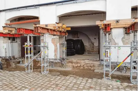  ?? Foto: Staatliche­s Bauamt ?? Die Arkadenpfe­iler des Günzburger Schlosses schienen in den vergangene­n Tagen tatsächlic­h zu schweben: Aufwendige Technik kommt bei der Renovierun­g des historisch­en Gebäudes zum Einsatz.