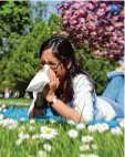  ?? Foto: Bodo Marks, dpa ?? Allergiker haben es im Frühling beson ders schwer.