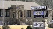  ?? (The Sentinel-Record/Donald Cross) ?? The Jessievill­e School District sign is pictured in front of the historic 1937 rock building on campus Monday.