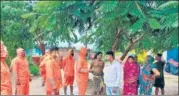  ?? AP ?? NDRF personnel ask villagers to take precaution­s against Cyclone Gulab in Odisha’s Ganjam on Sunday.