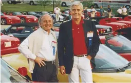  ??  ?? De geestelijk vaders van de eerste Dodge Vipers: Chryslerpr­esident Bob Lutz (rechts) en ontwikkeli­ngshoofd François Castaing.