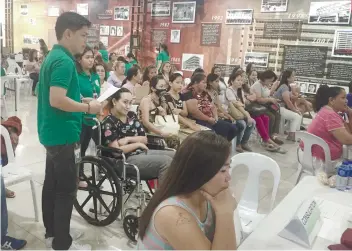  ?? SUNSTAR FOTO / JERRA MAE LIBREA ?? WOMEN’S HEALTH. Women seeking treatment for their condition wait for their turn during the second phase of Chong Hua Hosiptal’s surgical mission. At least 125 patients showed up for the free medical services on Monday.