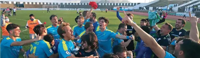  ?? ERASMO FENOY ?? Jugadores del Algeciras celebran su último ascenso, en el Municipal de La Línea.