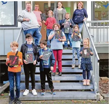  ?? FOTO: BECKER&BREDEL ?? Thomas Diederich (oben links) kümmert sich auch in Corona-Zeiten um die Ferienbetr­euung im Gemeindeha­us in Karlsbrunn und bietet den Kindern mit seinen Ideen schöne Stunden.