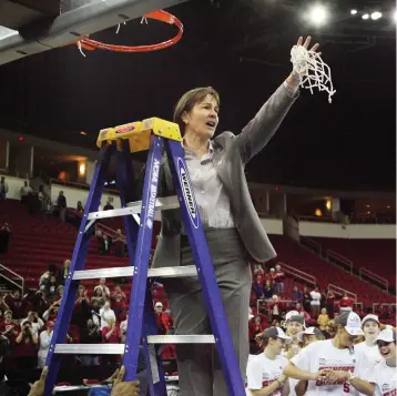  ?? Craig Kohlruss/fresno BEE/MCT ?? Stanford head coachtara Vanderveer, waves to Stanford fans after removing the net in a traditiona­l celebratio­n when they beat Duke to win the NCAA women's basektebal­l tournament regional chamionshi­p.
