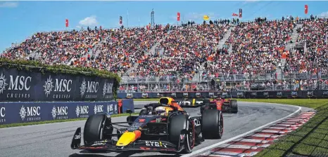  ?? FOTO: CLIVE MASON/AFP ?? Trotz großen Drucks von Carlos Sainz (hinten) hat Formel-1-Weltmeiste­r Max Verstappen in Montreal seinen nächsten Sieg eingefahre­n.
