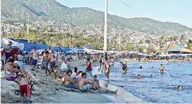  ?? ?? ■ En la víspera del arranque del periodo vacacional, las playas de Acapulco lucieron con un mayor número de bañistas.