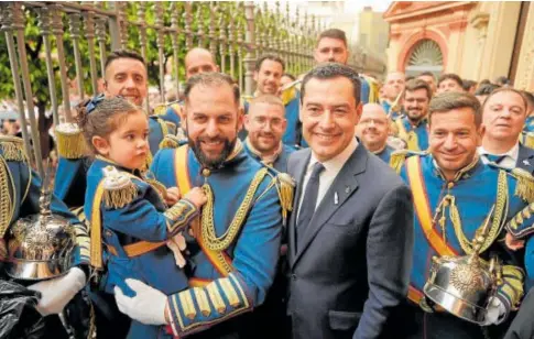  ?? // ABC ?? Juanma Moreno, junto a los músicos de la Banda del Sol, durante la salida de la Borriquita en Sevilla