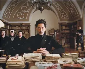  ?? ?? EREDITÀ A SORPRESA
Adrien Brody, 50, è Dimitri in Grand Budapest Hotel: la madre lascia in eredità un quadro di valore al concierge dell’albergo.