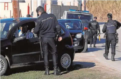  ?? EFE/JORGE ZAPATA ?? Control de la Policía en la zona donde el «Melillero» abandonó su coche tras su huida