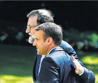  ?? DIEGO CRESPO / EFE ?? Macron posa ante la prensa, ayer, a las puertas del Elíseo en su primer encuentro con Mariano Rajoy.
